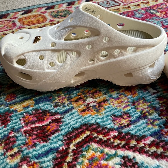 CROCS Summit White CAGED CLOG with cute jib bitz bling! Size 8 - Picture 5 of 9